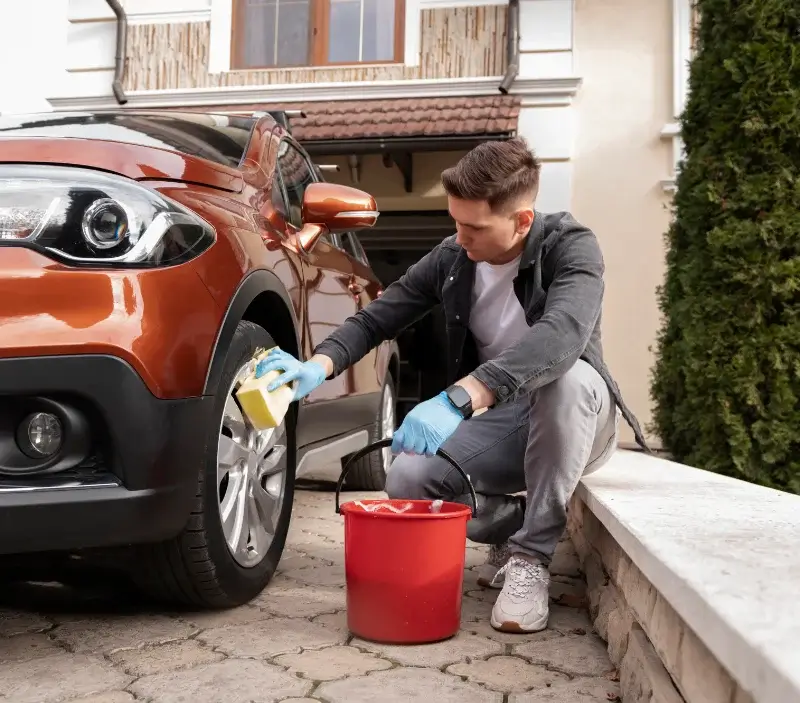 Lavage auto à domicile La Châtre-Langlin : professionnel intervenant sur un véhicule